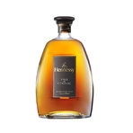 Hennessy Fine de CognacЯстие: Ябълков щруделПартньор: АвендиСъздаден през 2002 г. Hennessy Fine de Cognac е балансиран бленд, който съчетава коняци с отличителни фини флорални нотки и деликатни плодови аромати, запазени благодарение на внимателно отлежаване. Hennessy Fine de Cognac е конякът на Hennessy, който пресъздава най-добре естествената елегантност и чистота на коняка.Има светло-кехлибарен цвят и характерна кристална прозрачност. Ароматът му разкрива нотки на нуга и лешник. Вкусът е елегантен и мек, напомнящ леко на виенско кафе. Постепенно се разкриват и нотки на захаросани цитруси и бергамот, които преминават във фин, свеж послевкус.Изисканият цветен и плодов характер се запазва благодарение на бъчви, в които вече са отлежавали 4-5 вида коняк. Така се избягват излишни дъбови нотки или пикантност.Hennessy Fine de Cognac се разгръща по различен начин, в зависимост от това дали го консумирате с лед, с вода или чай, като коктейл или чист.