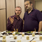 Поредната "Вечер на любителите готвачи" на 19 май този път ни срещна с Илиян Димитров (в дясно) и Иво Станков – финансисти, барабанисти и ... създатели на Кулинарен Блоговодител (blogovoditel.com). Поканихме ги, за да проверим доколко хилядите рецепти и блогпостове, минали през очите им за пет години са развили кулинарен талант в тях. Иво и Илиян наистина ни предложиха едно разнообразно, свежо и вкусно изживяване, голяма част от което бе вдъхновено именно от находчивите рецепти и идеи на блогъри, но изпълнени и с малко авторско виждане.