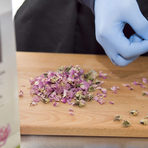 Розовите листенца се почистват внимателно, за да се добавят като важна съставка към ястията.