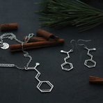 CinnamaldehydeИма неща, които са по-силни от нас. Шоколадът, виното, ароматът на канела, студената бира...Молекулярните бижута на Ивелина Петрова ни помагат да носим формулата на любимите си вкусове близо до сърцето - съвсем буквално. Такова бижу може да завърже много интересни разговори.Open Art-7 | 28 лв.