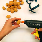 Залепваме бадемите един до друг за топката с горещ силикон.