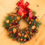 2. Коледен венец от ядки, сушени чушки и канела: