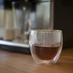 Как става?Методът на приготвяне е идентичен с този на кафе лате - затоплено мляко и след това изсипване на екстракцията от чай.