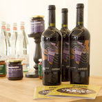 Изядохме много хляб в компанията на чаша вино Contour Cabernet Sauvignon & Pinot Noir '14 от изба Карабунар и води Acqua Panna.