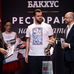 Първата финалист за вечерта беше в категория "Дебют 2016". Победител стана ресторант Niko'las 0/360 и получи две награди - от Маркус Татцер, управител на "Порше България", както и от Атила Йенисен - главен изпълнителен директор на "Метро България".