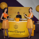 Veuve ClicquotVeuve Clicquot носи радост и удоволствие на целия свят със своята иновативност, креативност и малка доза лудост.С аромат на бели плодове и стафиди, ванилия и прясно изпечен козунак, перфектен баланс и изключителна първоначална свежест и сила на вкуса, Veuve Clicquot Yellow Label е толкова разпознаваемо и харесвано от ценителите шампанско.