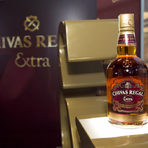 Chivas Regal ExtraChivas Regal Extra обещава изключително богато и щедро скоч изживяване. Тайната на неговия вкус се крие в старателно подбраните уискита, отлежавали в шери бъчви. Произхождащи от Испания, тези качествени олоросо шери бъчви са гаранция за високо качество, придавайки на уискито дълбокия му кехлибарен цвят и богати, сладки и пикантни аромати.