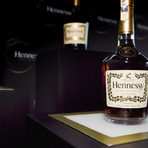 Hennessy Fine de CognacСъздаден през 2002 г. Hennessy Fine de Cognac е балансиран бленд, който съчетава коняци с отличителни фини флорални нотки и деликатни плодови аромати, запазени благодарение на внимателно отлежаване. Hennessy Fine de Cognac е конякът на Hennessy, който пресъздава най-добре естествената елегантност и чистота на коняка.Има светло-кехлибарен цвят и характерна кристална прозрачност. Ароматът му разкрива нотки на нуга и лешник. Вкусът е елегантен и мек, напомнящ леко на виенско кафе. Постепенно се разкриват и нотки на захаросани цитруси и бергамот, които преминават във фин, свеж послевкус.Изисканият цветен и плодов характер се запазва благодарение на бъчви, в които вече са отлежавали 4-5 вида коняк. Така се избягват излишни дъбови нотки или пикантност.Hennessy Fine de Cognac се разгръща по различен начин, в зависимост от това дали го консумирате с лед, с вода или чай, като коктейл или чист