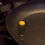 В предварително загрят тиган, намазан само с няколко капки зехтин, от много ниско изсипваме яйцето. Пъдпъдъчите яйца, поради малкия си размер, трябва да се пържат на ниска температура, за да не изгорят.