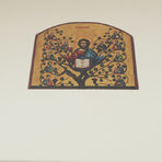 Обиколката вътре в избата започва с една икона на стената: това е копие на византийската "Христос - лозя на живота".Прочетете цялата статия тук.