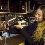 Теодора Александрова - търговски представител на Коравин за България - представи уникалната система за наливане на вина - практичен и достъпен уред, който ни позволява да си налеем вино на чаша, без да отваряме бутилката.
