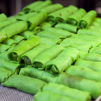 Те се наричат Дадар гулинг и дължат красивия си зелен цвят на специална растителна боя от джунглите на Индонезия, която Яти беше донесла специално за вечерята на Бакхус.