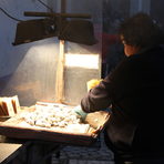 По улиците търговци продават печени кестени за 2 евро и 50 центаПрочетете цялата статия тук.