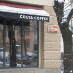 Costa Coffeeул. "Шейново" 2Продължаваме обиколката си и стигаме Costa Coffee. Неотдавна беше свършен ремонтът, след който кафенето изглежда доста по-модерно. Мястото напълно се установи като любимо за срещи и за хора с лаптопи.