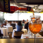 Вечерята започна с освежаващ Aperol Spritz, предоставени от партньорите ни Maxxium Bulgaria, а Петър Петров, бранд мениджър на Aperol, ни разказа повече за историята и рецептата на коктейла.