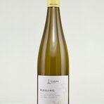 Varna Riesling 2016 / ценова категория до 10 лв.Ризлингът според мен също е сред сортовете, които имат нужда от допълнителна реклама, защото са недооценени от широката публика. А истината е, че ако не крал, той със сигурност е принцът на белите! Великолепни, богати вина, стройни, жизнени и стоманено дисциплинирани, не случайно произходът му е от долината на Рейн в Германия. Ризлингът на Варна е прекрасна изява на сорта, същевременно ясен и разбираем като за първи стъпки с този сорт. Освен това е на убийствена цена (и заслужено взел наградата DiVino Best Buy за 2017). По принцип с този сорт се придържайте към правилото "една година след актуалната реколта", тоест 2016 в момента. След месец-два ще излезе 2017, но нея я пазете за следващото лято. Характеристиката на DiVino: Свеж, зеленикаво-сламест цвят. Носът е подчертано свеж и "прохладен" с нотки на лимон, мокър мъх и далечно - восък. Свежо, стройно и елегантно в устата с меки киселини и добър финал.