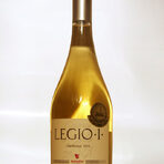 Svishtov Chardonnay Legio I 2016 / ценова категория 15 - 20 лв.Ето едно забележително шардоне, което за пръв път опитах от предходната – 2015 реколта. Още тогава се възхитих на северната му въздържаност и дълбочина и бях очарована от настоящата 2016 – още по-комплексно, още по-класическо и жизнено шардоне с минерален характер, но и с плътно, добре структурирано тяло, което му предрича дълъг живот. Очаквам и следващата реколта от това вино и се надявам, че тя ще е също така впечатляваща.Характеристиката на DiVino: Златистозелено с искрящ, бистър цвят. Носът е елегантен, сложен и деликатно пикантен с нотки на папур, бял пипер, лайм и маракуя. Обе мо и гъвкаво в устата с фина, цитрусова свежест и минерален финал.