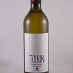 Tohun Sauvignon Blanc 2016 / ценова категория 15 - 20 лв.Пазарният хит от десет години насам в белите вина е совиньон блан. Затова и почти всяка българска изба го предлага – чист или в най-различни купажи. От редиците със совиньон блан, които съм опитала напоследък, този най- ми е на сърце. Елегантен, без да е агресивен, сортов и чист, но заоблен и сочен, това е не просто много добър совиньон, това е отлично бяло вино и чудесно свършена работа на Даниела Стаматова, енолог на изба "Тохун" в Поморие. Гроздето е от собствените им лозя, в близост до морето, затова и виното си плаче да бъде отворено там, където е роденоХарактеристиката на DiVino: Бистро, свежо, сламесто-зеленикаво на цвят. Сложен и съблазнителен нос на типичен жълт совиньон с нотки на маракуя, захаросан цитрус и мокър мъх. Заоблено и плътно тяло с елегантна структура и пикантност, фокусирано, сочно и дълго до финала. Класен совиньон блан.