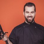 Ресторант Niko’las 0/360 е един от най-бързо развиващите се ресторанти с авторска кухня у нас. Отворил от 2016 година, ресторантът е спечелил четири награди в конкурса "Ресторант на годината Acqua Panna & S.Pellegrino" на Бакхус, като последната е "Ресторант на годината за 2017".Шеф Цветомир Николов, главен готвач и собственик на Niko’las 0/360 е известен със своята любов към рибните ястия.Менюто в ресторанта е базирано на азиатските кулинарни техники и подправки, но част от философията на мястото е да презентират пред клиентите си и българските продукти по нов начин.Всяко посещение на ресторанта е преживяване, за което допринася и специално подбрана винена листа с акцент върху балканските вина.Вижте какво ще предлагат на първия Бакхус Fish Fest >>>m.me/nikolas0360Тел. за резервации 087 688 8471Всичко за Бакхус FishFest вижте тук.Научавайте новостите за събитието във Facebook.КУПЕТЕ БИЛЕТ ОНЛАЙН >>>