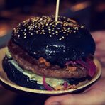 Черен хамбургер от корейския ресторант Chilees (Choriner Str. 35, 10435 Berlin). През 2000 г. Южна Корея обявява 14 април за Ден на черното, в който се носят само черни дрехи и се ядат черни нудълс.Цялата статия може да прочетете тук.