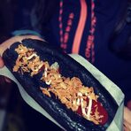 Черен хотдог от Chilees.Цялата статия може да прочетете тук.