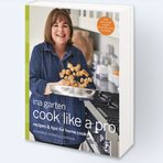 Ina Garten Cook Like a ProАйна Гартен, или Босата контеса, е позната и на българските зрители на Food Network с мекото си излъчване и сърдечната усмивка, с която готви за приятели или съветва напълно непознати по кулинарни въпроси. Нейната сила е в неизчерпаемия запас от трикове, които правят готвенето едновременно по-леко и по-сполучливо. В Cook Like a Pro също се съдържат разнообразни "пищови" - например в раздела за печене на десерти Айна обяснява, че е добре при приготвянето им да използвате яйца със стайна температура. А ако сте забравили да ги извадите навреме от хладилника, просто ги оставете да постоят в топла вода 5 - 10 минути. Ценно е и приложението със заместители - какво да използвате, ако случайно ви липсва определена съставка. Тук е публикувана и рецептата, с която Босата контеса се гордее най-много - торта с рикота и свежи смокини.