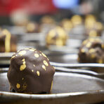 За десерт Цвета приготви за всеки голям, шоколадов бонобон с ментово сърце, поръсен със златна боя.