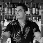 ► МАСТЪРКЛАС 2: LET'S GET TROPICAL ►►►Съсобственик на често награждавания, включително и за най-добър коктейл бар - Laki Kane в Лондон, създател на собствена марка Spiced Dry Rum Club, посланик на тики културата в света, както и основател на единствения тики фестивал Spirit of Tiki в Англия - Георги Радев идва със сламената си шапка, за да ни разкаже за формулата на успешния бар, независимо къде си по света, магията на миксологията и последните тенденции на коктейлите с ром. Не може да изпуснете този клас! Let’s get tropical...✦✦✦☛ Елате на първото по рода си събитие в България Бар на Годината Бакхус - полезно за всички бармани и любители на напитки, които дрънкат.☛ ЗА БИЛЕТИ: Запазете си място още сега на bacchus.bg/top. 30 март в Sofia Event Center.! Цената за целия лекторски панел е 60 лева: