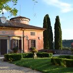 Vinitaly ще пренесат духа на Италия с невероятната селекция вина, които са подбрали за Бакхус StrEAT Fest 3. Италианската ни винена разходка ще започне от северния регион Фриули и изба Rocca Bernarda. Ще продължим през Тоскана и Vecchia Cantina di Montepulciano, Умбрия и замъкът-изба Castello di Magione, а накрая ще се пренесем на Адриатическо море и Марке с вината на La Querica Scarlata. Някои от избите са собственост на Ордена на Малтийските Рицари, други не са спирали да произвеждат вино от 1500 г. Очакваме ви на щанда, където може да се запознаете с екипа на Vinitaly, да научите повече за избите и разбира се да опитате вината. Следете ни последните новости във Facebook »Всичко за Bacchus StrEAT Fest вижте тук. »Купете билет онлайн от тук
