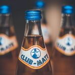 Club-Mate е тонизираща газирана напитка, съдържаща екстракт от аржентинската билка Йерба Мате която действа ободрително на нервната система и дава засилено чувство за фокус. Билката е най-важната алкалоидна напитка в средните и южни части на Южна Америка. Тя има антиоксидантен ефект, освежава и помага на организма в предизвикателствата на деня и нощта.Клуб Мате се произвежда в Бавария по специална 90-годишна рецепта, а днес е една от най-разпространените безалкохолни напитки. Столица на напитката е Берлин, където Клуб Мате е емблема на берлинската парти сцена и resident на най-популярните фестивали.www.instagram.com/clubmatebgСледете ни последните новости във Facebook »Всичко за Bacchus StrEAT Fest вижте тук. »Купете билет онлайн от тук