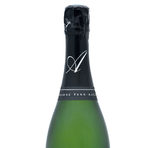 Yann Alexandre Grande Réserve Brut, Premier Cru Champagne NVСемейството на Yann Alexandre е осмо поколение в лозаро-винарския бизнес. Имението се намира в малкото селце Courmas, недалеч от Reims. Лозята се обработват с уважение към природата в търсене на перфектния баланс между земята, климата, правилните сортове и напрегнатото чакане на най-доброто време за прибиране на отлично узрелите зърна.Виното е един интересен прочит на Шампан, направен от една от малките изби в региона, до които рядко имаме възможност да се докоснем. Това шампанско е направено от Grand Cru масиви от шардоне, пино ноар и пино мьоние. Виното отлежава 7 години във винарната преди да достигне до нас.Къде: Seewines Цена: 79 лв.