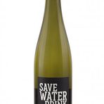 Fritz Allendorf Save water drink Riesling 2018Семейство Алендорф живее и прави вино без прекъсване от 13 век в една много живописна част на района Райнгау, близо до Винкел и Рюдесхайм. Днес избата се ръководи от дуото брат и сестра Улрих и Кристине, заедно с ентусиазираната помощ на цялото семейство. Целта на Улрих е да прави вина, които са лесни за разбиране, без ненужна претенция и които винаги носят щипка забавление.Save water drink Riesling (Пестете вода, пийте Ризлинг) е базовият клас ризлинг на семейство Алендорф и целта му е точно това - да е толкова пивко и приятно вино, че да го пиете без да се замисляте. Това вино е и един отличен начин да избягате от добре познатите совиньон блан и шардоне и да опитате нов сорт, който да разнообрази виненото ви пътешествие. Виното е свежо, с балансирани киселини и нотки на тропически плодове и бели цветя.Къде: Le Petit QuchéКолко: 23.50 лв.