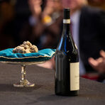 Търгът, който всяка година привлича погледите на гастрономи, инвеститори и медии, е известен не само с рекордните си цени.