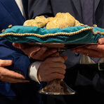 Кулминацията на вечерта беше представянето на огромен бял трюфел с тегло 1.009 кг.Този изключителен екземпляр, който надхвърля един килограм, предизвика ожесточено наддаване между международни купувачи, участващи както на живо, така и чрез сателитна връзка от цял свят.