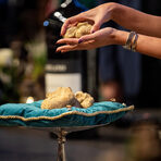 Средствата, събрани от продажбата на най-ценните трюфели, традиционно се даряват за благотворителни каузи, затвърждавайки благородната мисия на събитието.