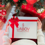 Кафе адвент календарКоледният календар от Dabov Specialty Coffee предлага 24 specialty кафета – по едно за всеки ден до празника, подбрани от Йордан Дъбов така, че да покажат най-добрите вкусови профили от различни страни. И както казва самият той: "да разкрият характерния вкус и аромат на своя регион и родна страна – от нежната сладост на Латиноамериканските държави до плътните, наситени нотки на страните от Африка и деликатния, богат вкус на държавите от далечната Азия".От тук