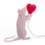 Лампа Mouse Step LoveНастолната лампа Mouse Step Love USB е малък детайл, който прави вечерта за двама по-интимна. Крушката му носи светлина, а формата и играта с детайла добавят фин хумор и топлина към празничната маса. Също добра идея за подарък.От магазин Elegant Living , цена: 100€