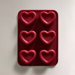 Силиконова ледарка "Сърца"Тази форма, изработена от гъвкав силикон и с размери 16 x 12 x 3 см прави кубчетата лед във формата на сърца, така че коктейлите, соковете и дори водата да са малко по-романтични. Компактна, гъвкава и лесна за почистване, тя е перфектният начин да добавите любов към всяка чаша - буквално.от Zara Home, цена: 7,99 €