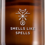 Свещ Smells Like Spells Norse Magic NornsТази свещ не само ухае на манго и канела и ориенталски подправки - тя шепне заклинания за любов. Smells Like Spells NORNS е ръчно изработена от органичен соев восък, гори до 40 часа, а дървеният фитил леко пука. Идеална за празнична вечер на Свети Валентин, когато искате да добавите малко мистика, а и късмет - опаковката й дава упътване за задействане на магическа сила на свещта.От Notino, цена: 20.60€
