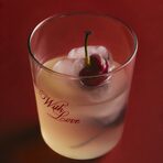 Стъклена чаша With LoveЗа коктейли, напитки и любовни изявления - тази стъклена чаша с надпис With Love е малък, но ясен жест на чувствата. С вместимост около 315 мл, тя е идеалният елегантен начин да заявите романтични намерения.от Zara Home, цена: 3,50 €