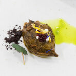 И съвсем логично - вечерта беше с вкус на древна турска кухня, пречистени през опита на вековете. Менюто беше съставено от избрани вкусове отседемте региона на Анадола: от пълнен лук със сумак дресинг, плато студени предястия (сред които салата със сушени домати, орехи и меласа от нар,салата от патладжан с тахан и каперси и др.), топло предястие (пълнени топки булгур, сарма от сушен патладжан с месо и дресинг сумак), агнешко с пилаф и десерт грис халва със смокини и чили.