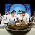 То се поднесе според традициите на Мардин - с ръце (и ръкавици) пред гостите - шумно и запомнящо се. Звукът на лъжицата, удряща в тенджерата, мелодията, която странства от сърце на сърце - това беше посланието на шоуто.