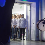 Гостите станаха свидетели и на нещо невиждано досега - основното ястие беше поднесено с музикална презентация - древен ритуал, съпътстващ раждането на храната. Светлините в залата се приглушиха, прозвуча силен тътен, а минута по-късно и ритмична турска музика. 