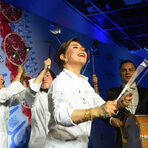 Шеф Демир и екипът готвачи се появиха пред сцената с по черпак в ръце, широки усмивки и с танцова стъпка заобиколиха огромния казан, в който беше сготвено агнешкото с пилаф.