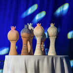 Нарът беше другата нишката, преминаващ през вечерта - на масата, визиите и най-вече - материализиран във впечатляващи уникати - статуетки за наградените. За втора поредна година те са дело на Pottery&Poetry - студиото за ръчно изработена керамика и съдове за хранене и сервиране.Студиото работи в тясно сътрудничество с шеф-готвачи по целия свят, създавайки персонализирани съдове, родени от диалога между шеф-готвач и майстор-керамик, като процеса по един от тях е представен в новия им визуален проект "Materia Mensa" с участието на победилия в категория "Сезо- нен ресторант" тази година - "Силивряк" и създателката му Мария Жекова.