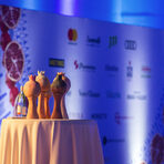 За наградите за церемонията "Ресторант на годината Бакхус 2025" Pottery&Poetry се вдъхновява от тазгодишната тема и избира да постави в центъра плодът нар. От дивата природа по поречията на Тигър и Ефрат, през шумерските кухни преди пет хилядолетия, до ястията на съвременните готвачи в Техеран, Бейрут или Истанбул, нарът е едно от най-старите култивирани растения в света. Универсален символ на плодовитост, изобилие и продължение на рода. Плодът украсявал скиптри, корони и одежди на царе и жреци като знак за легитимност и божествена благодат.Седем статуетки във формата на нар, всяка от различна глина и с уникално изображение, издълбано посредством една от най-древните декоративни техники - sgraffito. 