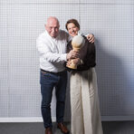 ГУРМЕ ЗА ВСЕКИ ДЕННаследява досегашната категория "Вкусно място". Промяната подчертава идеята за високо ниво на кухня и отношение в неформална среда - не като изключение, а като част от ежедневието.Номинирани:- Greek Kuzina Eatery- Съборна 23- Sage- Fake FrenchОтличен: РАМИРАРесторант "Рамира" се намира в центъра на Кюстендил и е част от семеен хотел, отворен през 2011 г. Неговите двигатели са Ани и Живко Влашки – целеустремена, прецизна и отворена към новостите в кулинарията двойка, която посреща гостите като в собствен дом.С годините "Рамира" се превръща както в любимо място за местните, така и в гастрономическа дестинация, към която хората от цялата странамсе отправят специално. Причината: вкусни ястия, непретенциозен характер, гостоприемна атмосфера и ясно изразен профил – комбинация от български рецепти и средиземноморска морска кухня, с акцент върху риба, морски дарове и сезонни продукти от малки ферми и подправки от локални билкари, гъбари и производители млечни продукти, включително кюстендилски трюфели, които често присъстват в специални менюта и събития.На снимката: Ани и Живко Влашки