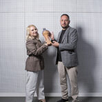 РЕСТОРАНТ НА ЧИТАТЕЛИТЕТази година над 1200 души гласуваха за любимото си място в категория "Ресторант на читателите". Имахме 100 опции - местата, които представихме и в специалното си издание "Бакхус 100" - първото годишно издание, което събира добрите 100 ресторанта в България.NOIRNoir се намира на брега на морето и е част от Green Life Beach Resort край Созопол. Разположен сред дюните на плажа, ресторантът слива естествената красота на природата и звука на вълните с минималистичен и елегантен интериор в общ хармоничен натюрморт, за да доближи максимално до усещането за пълно отпускане и спокойствие.Кухнята на Noir предлага висококачествени продукти и средиземноморска чистота, а ястията са разработени с традиционни и модерни техники. Менюто се опира на сезонни продукти, пресни морски дарове, първокласни меса и ароматни подправки, като съчетава класически техники с по-съвременни интерпретации, които оставят траен спомен. Подходът е премерен, без излишна демонстративност, с фокус върху вкуса и качеството на съставките.Посещението в Noir е цялостно преживяване, в което храната, гледката и атмосферата се допълват, вместо да се конкурират, създавайки усещане за свързаност – с морето и добрия вкус. Именно това органично съчетание превръща мястото в предпочитана лятна дестинация и му носи отличието "Ресторант на читателите".На снимката: Василена Николова и Йордан Дандаров