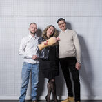 ДЕБЮТОтличие за ресторантите, които са отворили през последната година и още с първите си стъпки са направили силно впечатление.Номинирани:- Dana Near & Far- Georges & José- Kilim- PsariОтличен: JARDINТази година на кулинарната сцена излиза и Jardin – ресторант, заявяващ ясно намерението си да предложи fine dining преживяване и висок стандарт на обслужване.Разположен в красива стара къща в центъра на София и с изискан, елегантен интериор, той се стреми към прецизен подход във всичко - от менюто, през начина, по който се посрещат гостите, до цялостната организация на мястото.Кухнята се ръководи от шеф Антонио Иванов - готвач с над 16 години опит, натрупан в България, Белгия и Дания.Той изгражда меню на Jardin с модерна основа, свободен подход към комбинациите и работа с международни влияния – френски техники, средиземноморски продукти и детайли от азиатската гастрономия.В менюто ястията се базират на сезонни и прецизно подбрани продукти, а презентацията им подчертава съвременната и авторска концепция на кухнята.Добавяме и впечатляващата винена листа, с над 150 внимателно селектирани етикета, включително редки и ценни бутилки, благодарение на членството на ресторанта в групата Seewines.На снимката: шеф Антонио Иванов, Елица Иванова, Никола Четменски