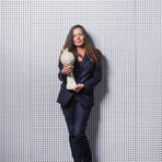 СЕЗОНЕН РЕСТОРАНТНова категория: Сезонен ресторант. Тя отличава заведения, които изграждат менюто и работата си в съответствие със сезоните, използвайки продуктите на природата по умен и последователен начин.Номинирани- Geti- El Balcon del Mundo- Noir- SCRANОтличенСИЛИВРЯКПетя МарковаВ малкото родопско село Върбово, близо до Широка лъка, се намира "Силивряк" - място, което трудно може да бъде определено само като ресторант или къща за гости. Негов създател е Мария Жекова, победител в седмия сезон на MasterChef България, която заедно със своята майка Петя Маркова превръща стара каменна постройка, някога картофохранилище, в уютно пространство за срещи около храната, природата и сезонните продукти."Силивряк" работи по различен модел от традиционния ресторант. Тук няма фиксирано меню - всяко хранене е съобразено с гостите и с продуктите от деня.Менюто се променя постоянно и подходът към храната е силно свързан със сезоните, произхода на продуктите и силно уважение към традициите. Мария често приготвя родопски рецепти, както мястото подобава и на всяка вечеря разказва за тях - за да научат гостите й за специфичните храни на планината и хората в нея.